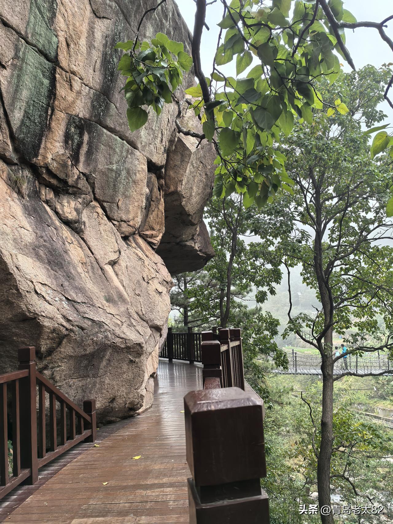 秋季天空湛蓝，与水色相互映衬，画面更动人！千万不要错过崂山北九水的秋天哦，秋天的