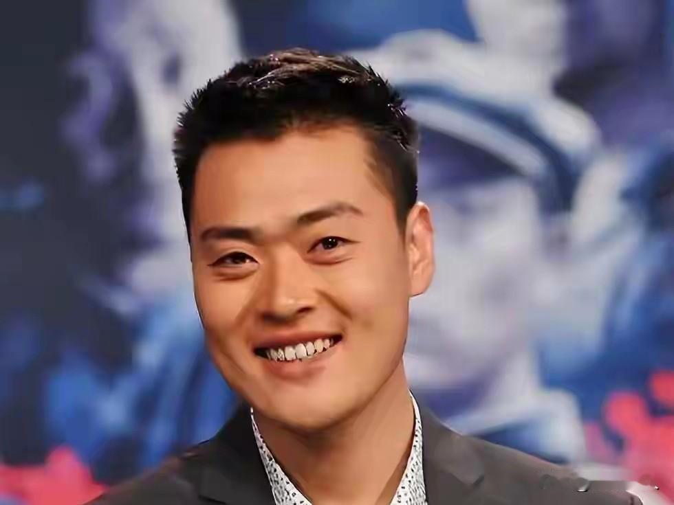 他是大家熟悉的演员，结婚18年与妻子无儿无女，如今入住北京四合院。

说起张桐，