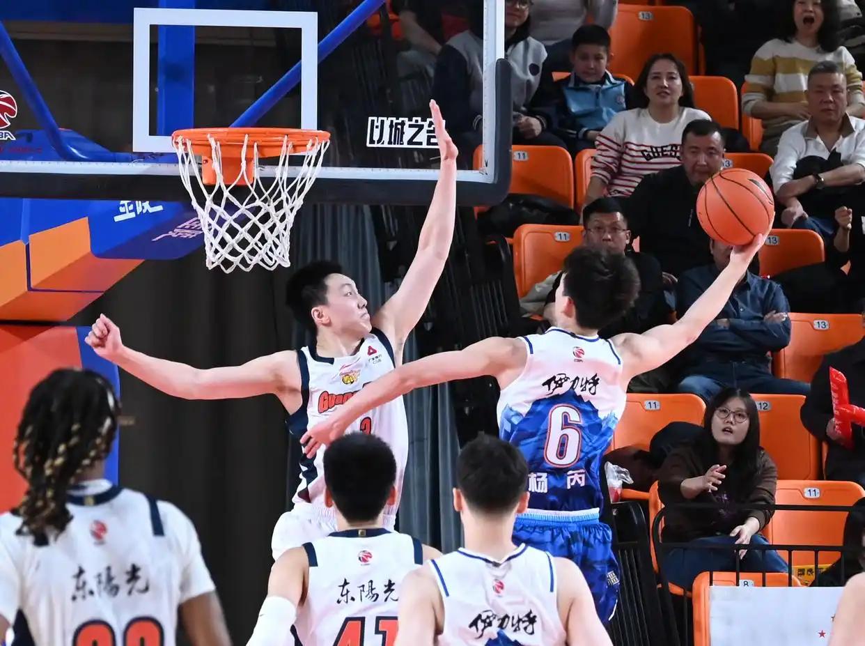 CBA 比赛，发现好几支球队都换了新名字，浙江广厦变成 “浙商证券队”，广东宏远