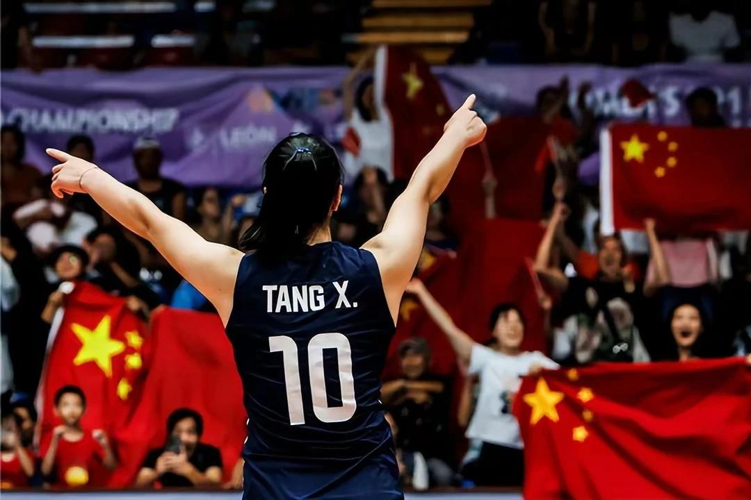 中国女排u21半决赛遭遇黑哨，唐欣庄宇珊力挽狂澜以3：2强势战胜巴西。五局比分如