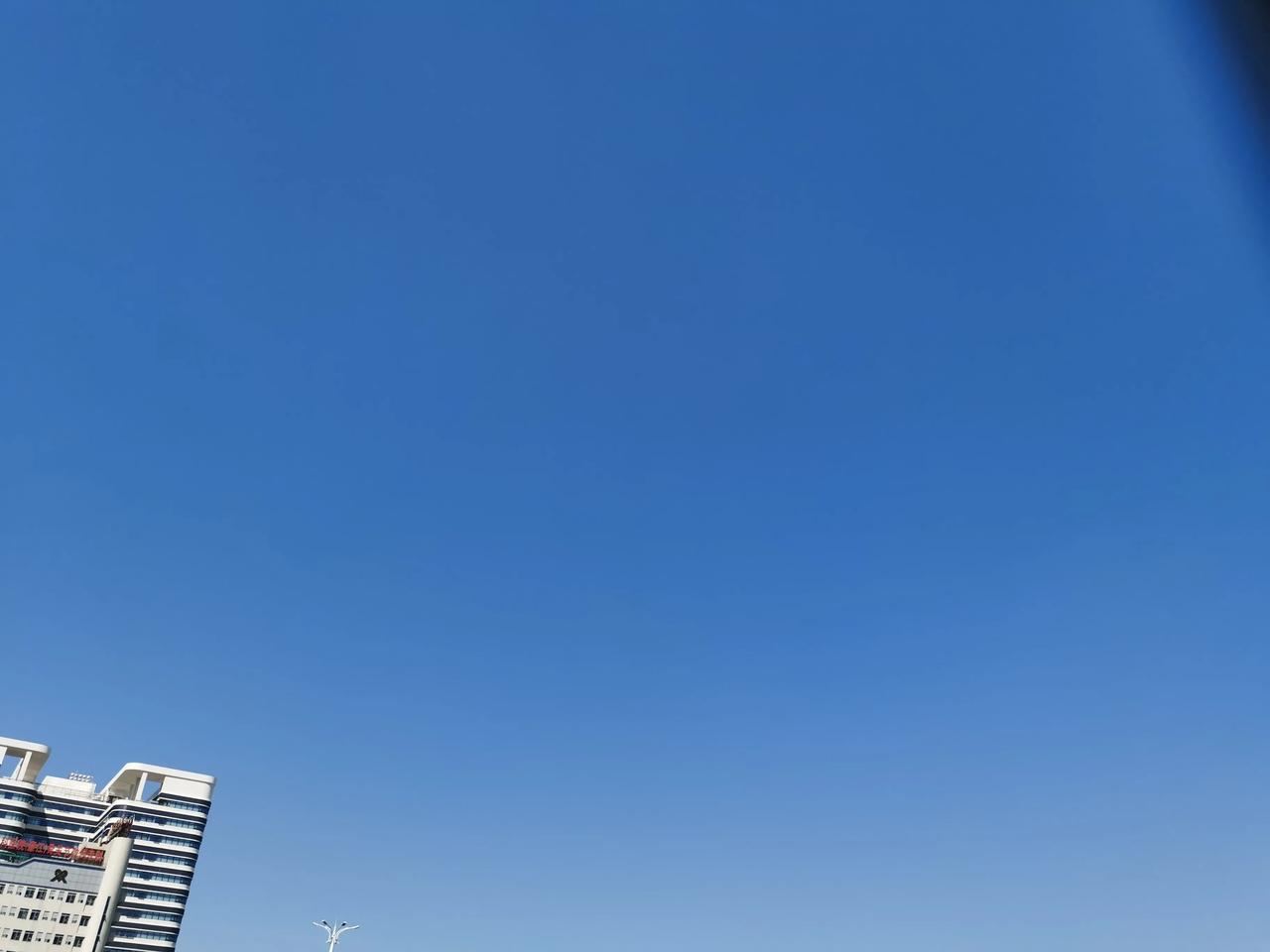 #秋日景色随手拍# 秋高气爽，碧空如洗，每一缕风都带着自然的馈赠，令人心旷神怡。