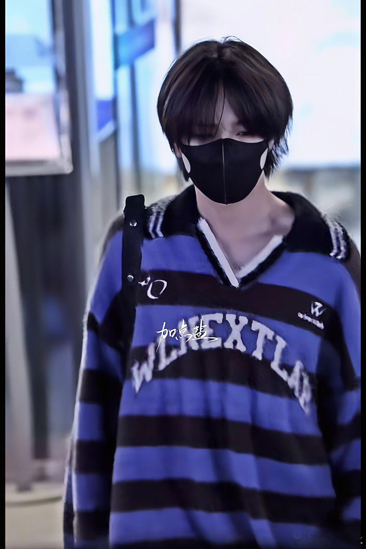 王橹杰时代峰峻耐冻王王橹杰不愧是抗冻小能手，再赶的行程穿搭都超亮眼，冷脸出镜每张