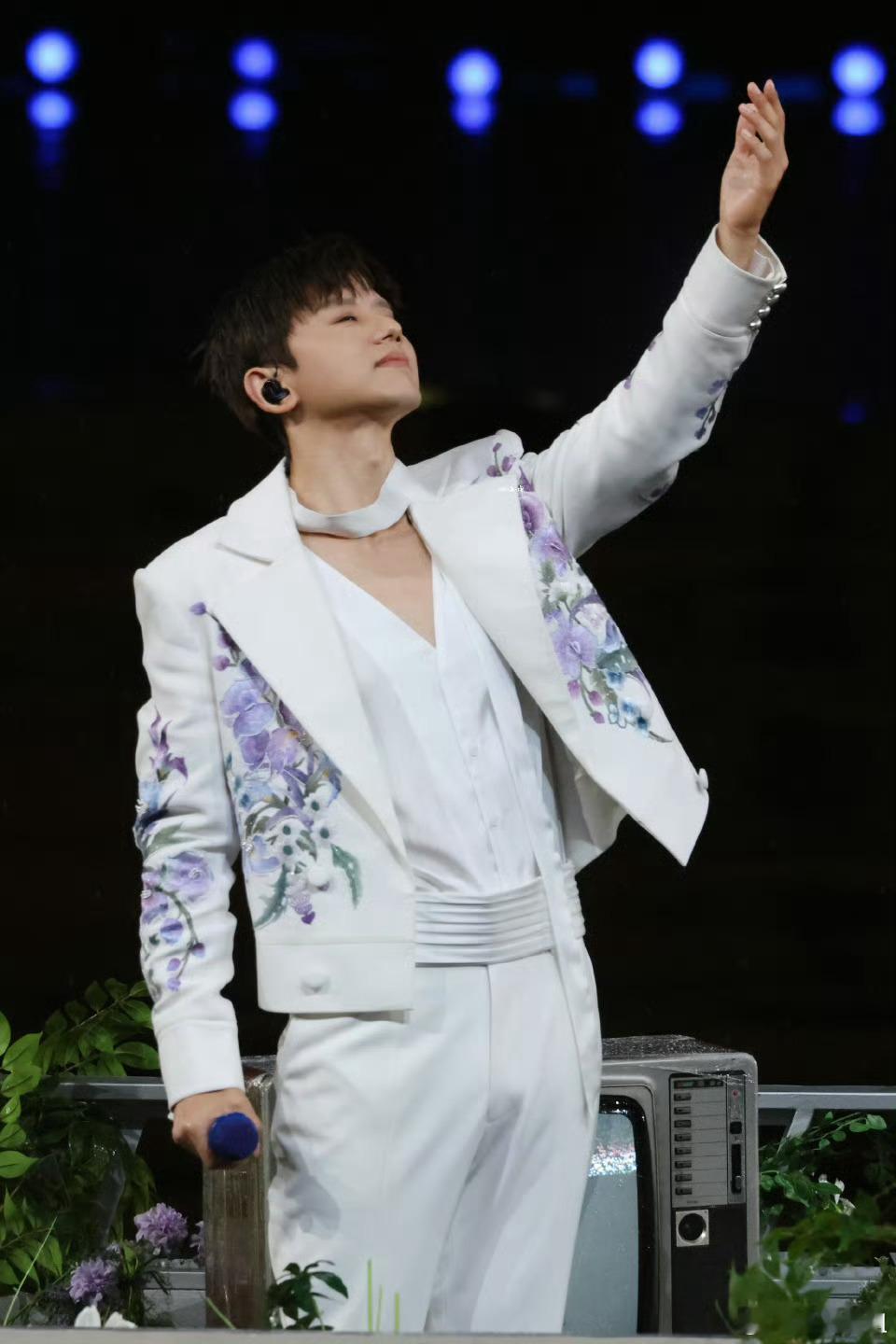 浪姐今晚鸟巢团建了浪姐鸟巢团建看张杰演唱会浪姐团建新高度：台上杰哥唱 《逆战》，