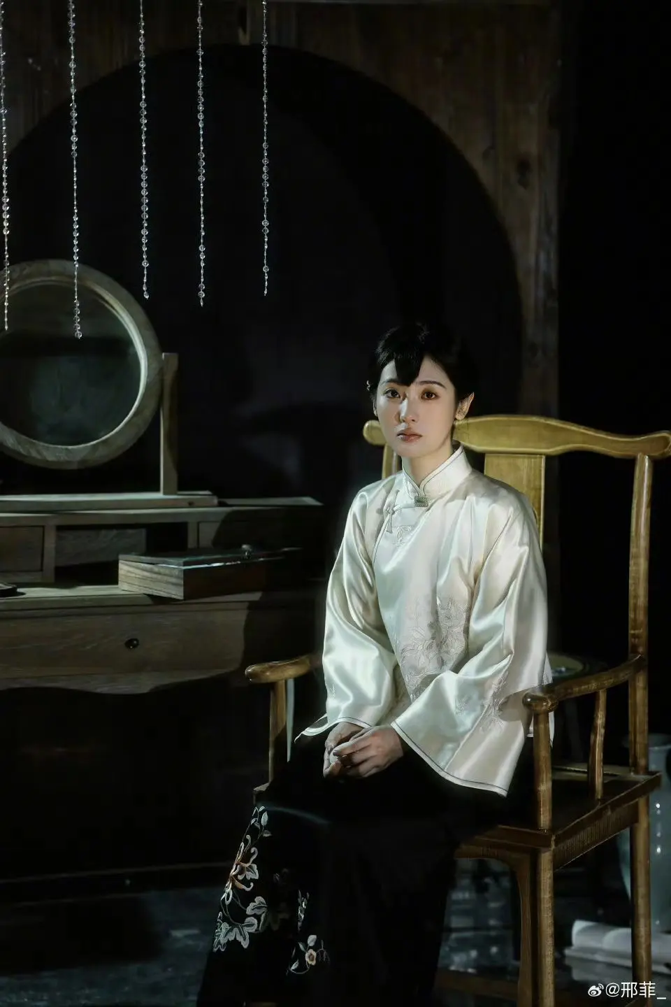 的一生 从小在美满幸福的家庭长大 有爱她的姐姐和母亲 姐姐新婚当日被马...