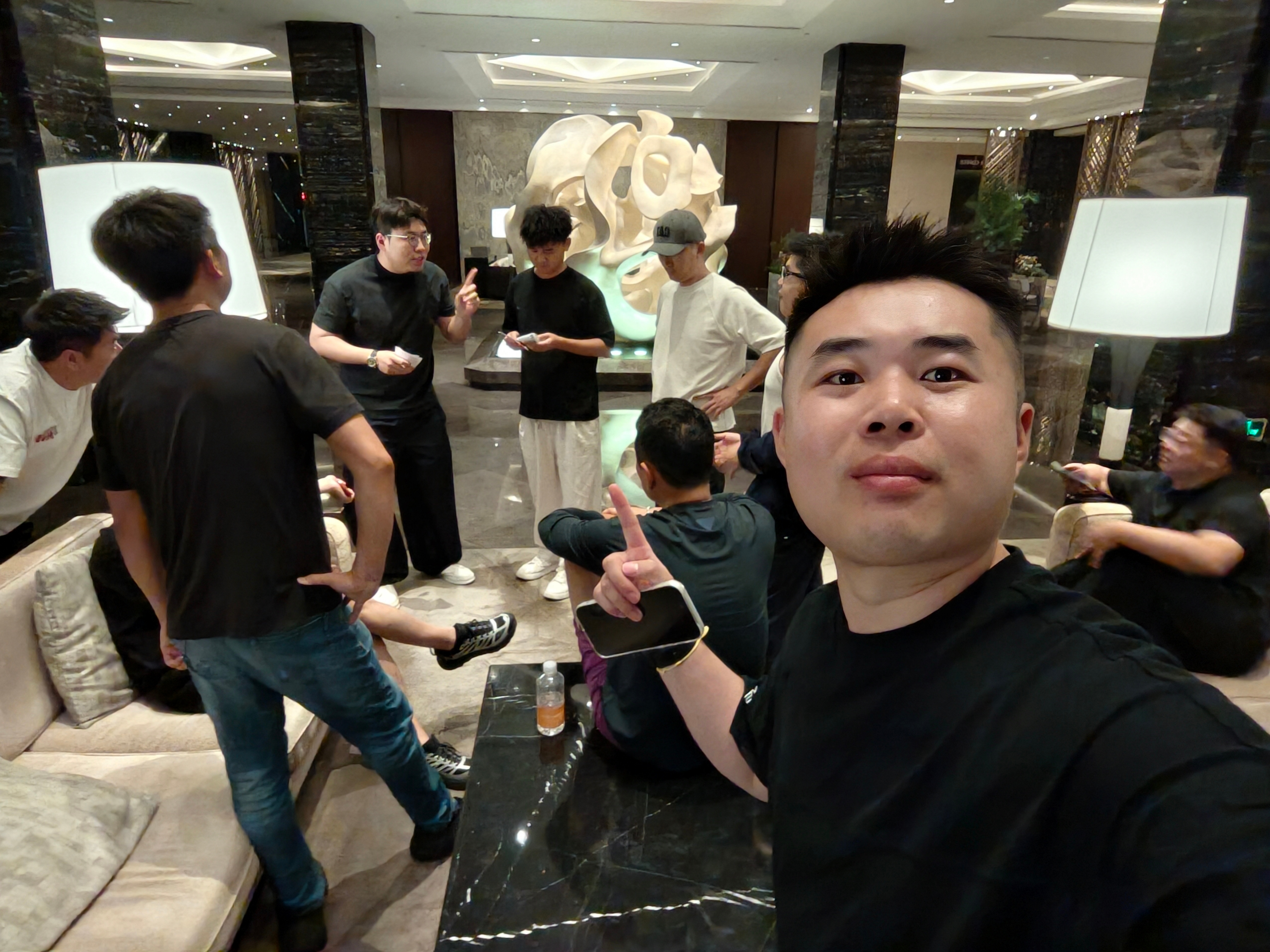 今晚我们把车整备好了，八台尊界S800作为小吕和秋晨的婚车，开了会还有分车表，每