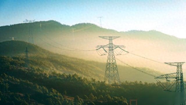 2025高考落幕专业冷热两重天哪些铁饭碗真能保底？今年高考结束快三个月了，我坐在