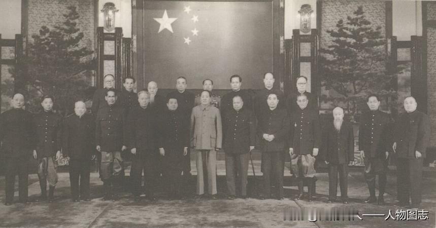 1956年2月15日，张闻天(后排左一)陪同毛泽东主席会见以西哈努克亲王为首的柬