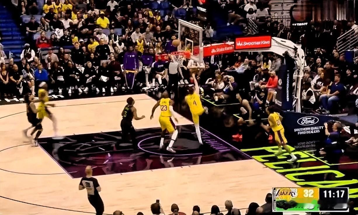 克内克特真是来搞笑的，三打一上空篮不进，浪费詹姆斯一次助攻。在今日湖人对阵鹈鹕的