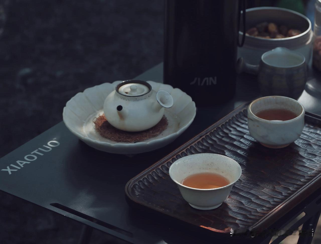 今天温度偏高，夜里坐在露台上也不冷，微风吹着茉莉，摇着夜灯，茶喝了一泡又一泡，余
