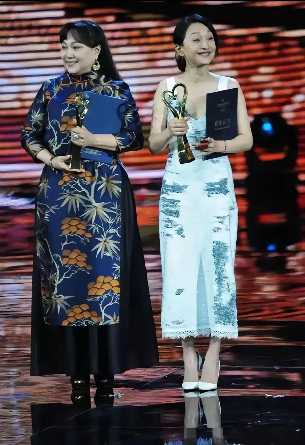 周迅有得奖了，看她那喜庆劲儿…