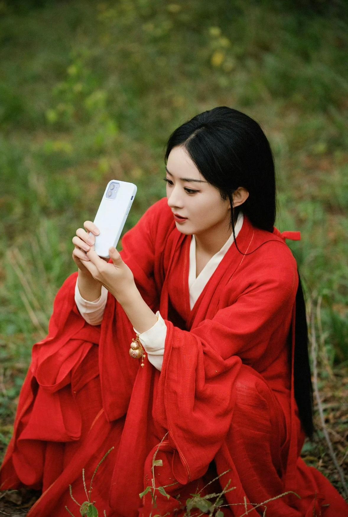 赵丽颖与凤行红衣新剧照红衣是战袍，亦是风骨是没见过的红衣碧苍王沈璃～ 拿手机、拿