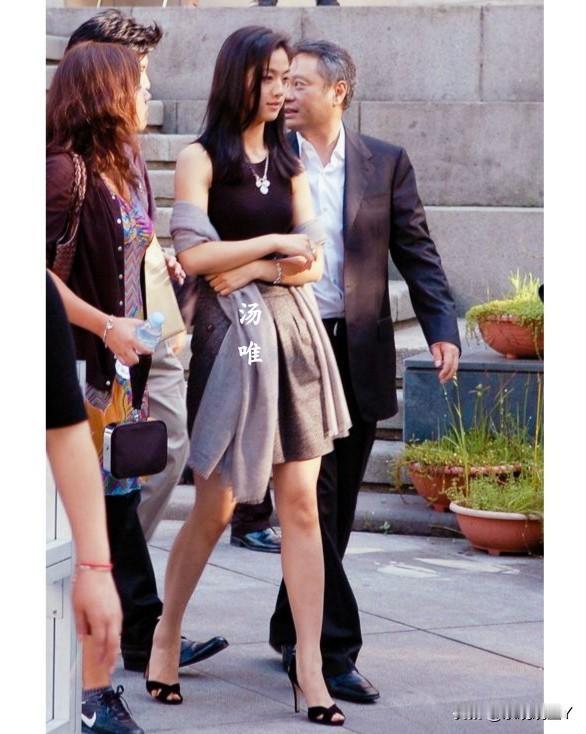 2007年，与李安导演一同出席活动的汤唯，时年28岁，气质俱佳，美到发光。