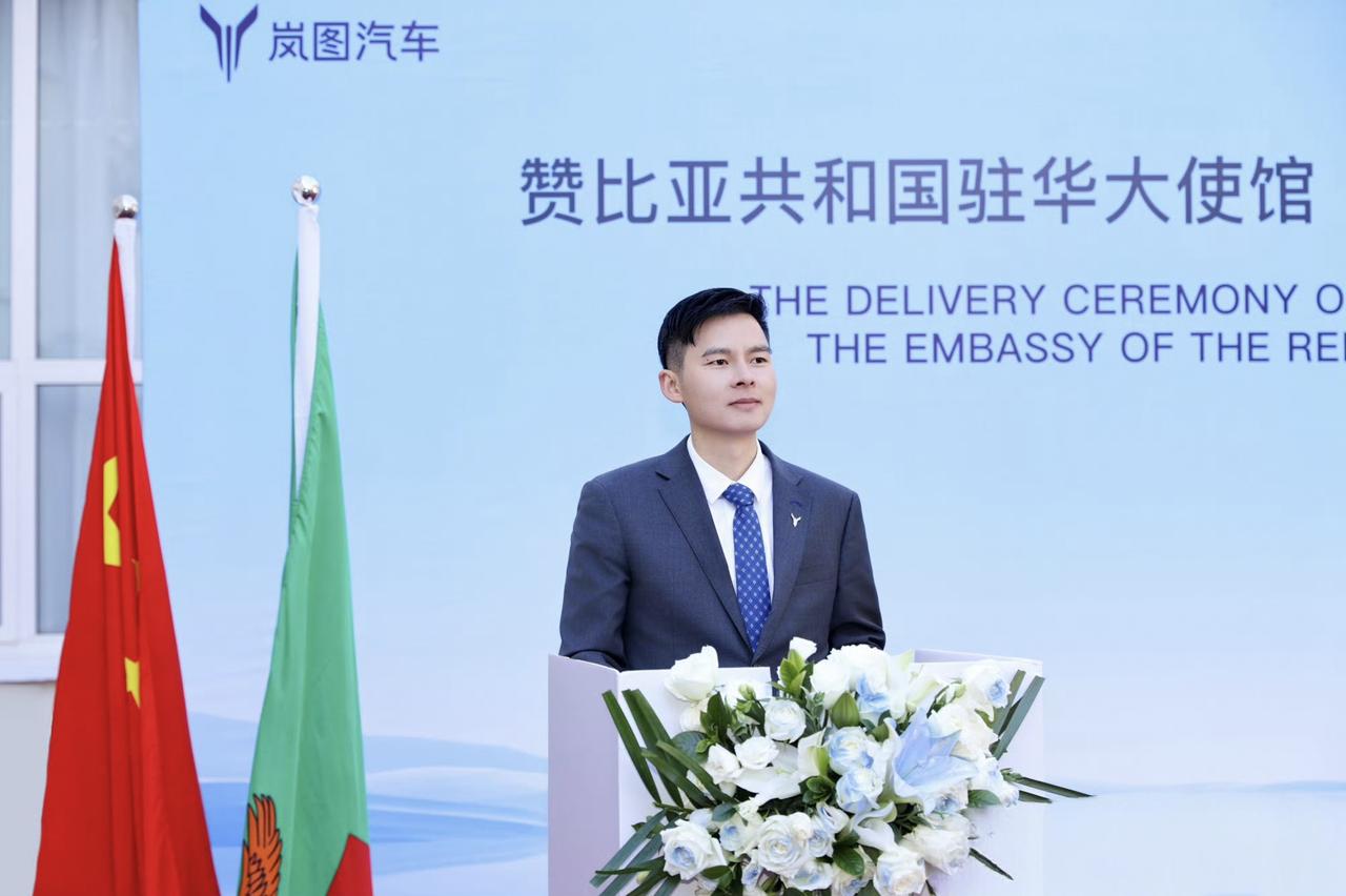 行走的外交名片，岚图梦想家成为赞比亚驻华使馆官方用车
岚图向赞比亚驻华大使馆交付