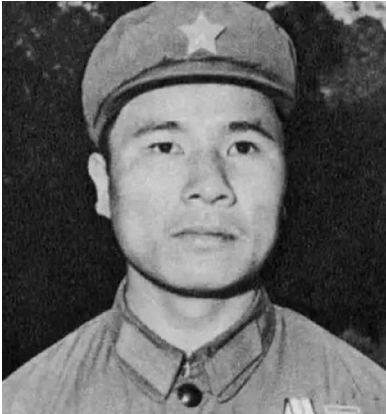 1979年，黄招强在掩护伤员撤退的时候，意外发现部队中竟然多了几张陌生的面孔，于