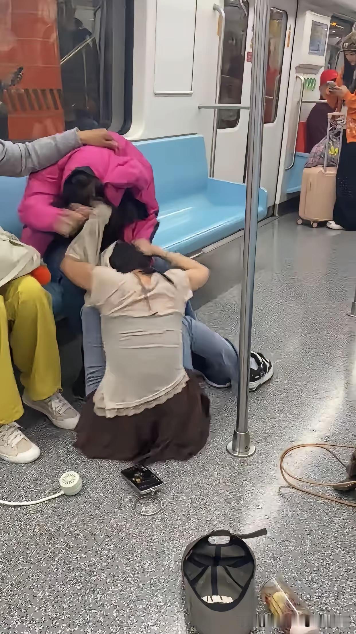 两个女人，没有一个省油的灯
上海地铁一幕
32岁女子和66岁大妈，为了一个座位，