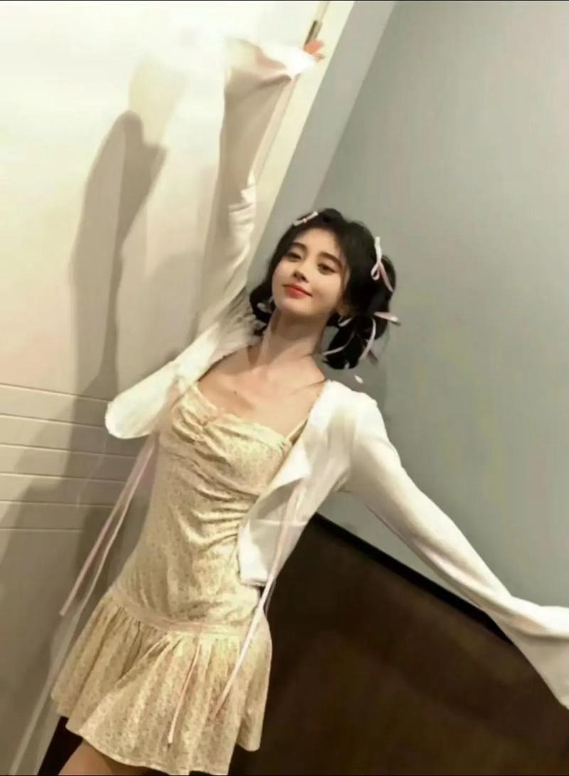 鞠婧祎春尾来信鞠婧祎春尾来信啦，画面里的她眉眼含光，像把整个春天都揉进了镜头里。