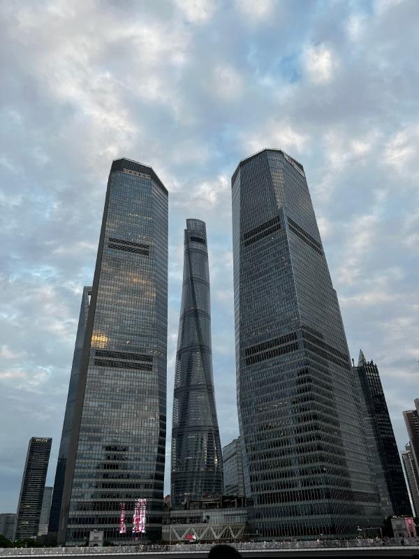 #可以分享一张你拍的天空美照吗#
高楼之下甚是渺小。