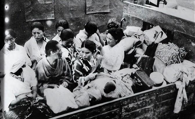 1940年，一群日本兵冲进中学抓走了500多名女生， “把这饼吃了，就放你们走。