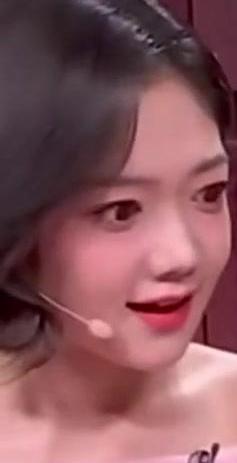 在2026年央视春晚魔术《惊喜定格》中，希林娜依高借出了自己的戒指用于魔术表演。