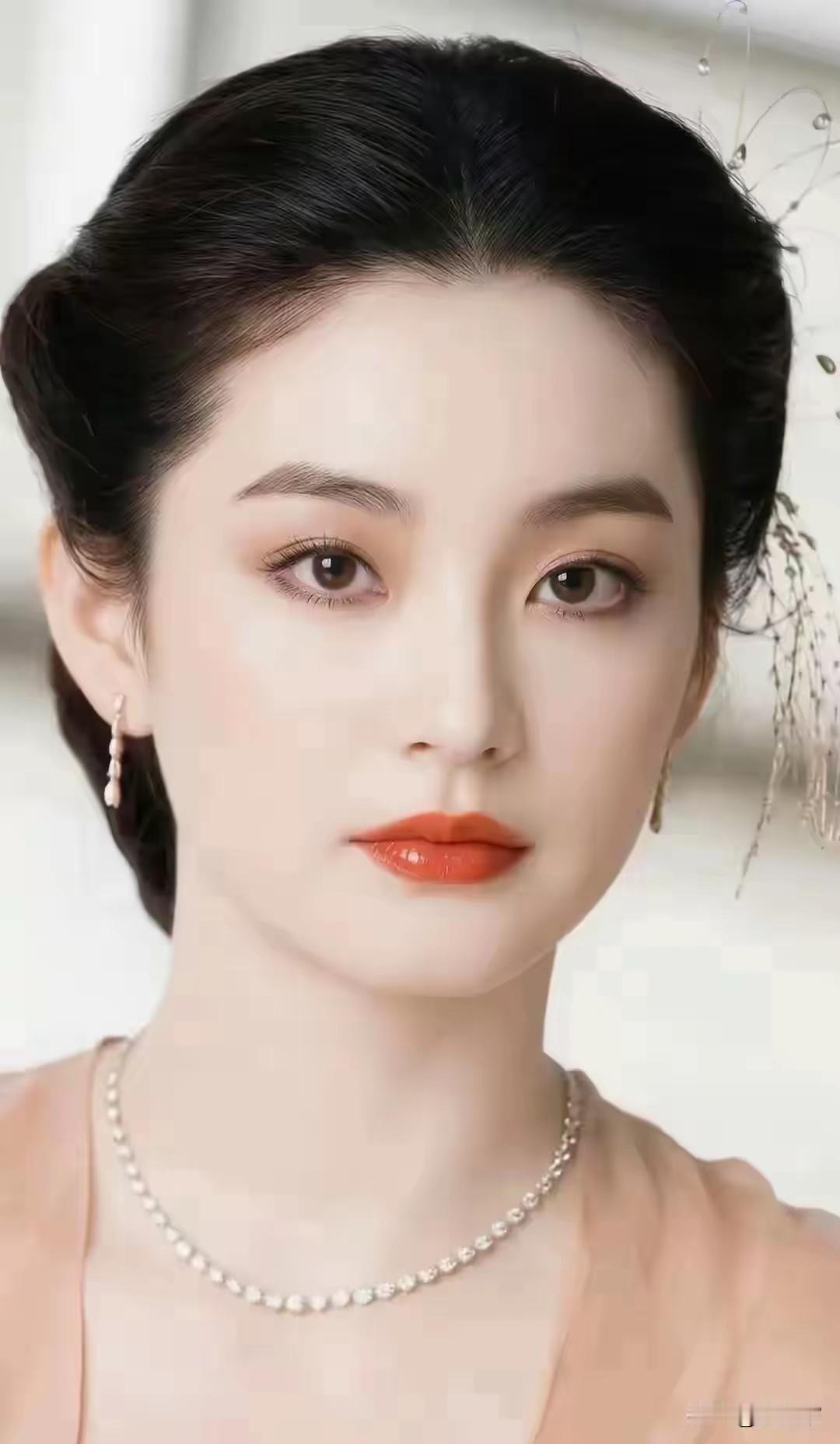 林青霞和朱琳两个大美女放在一起，这样一对比，确实是朱琳看起来更大气一点，都说林青