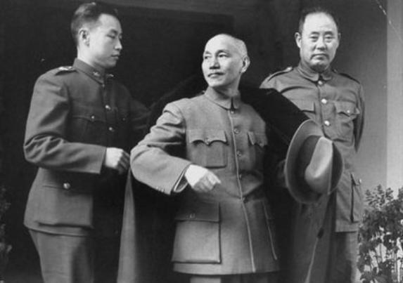 空军俱乐部里，何应钦手中的两份名单几乎要将桌面覆盖。军政部的人方才搁下笔，墨迹未