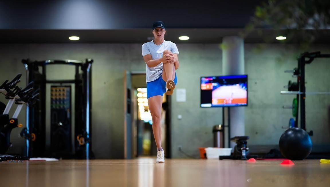 两届斯图加特冠军斯瓦泰克训练图罗伊格一直在旁指导；另一边安德烈娃已经在林茨夺冠，