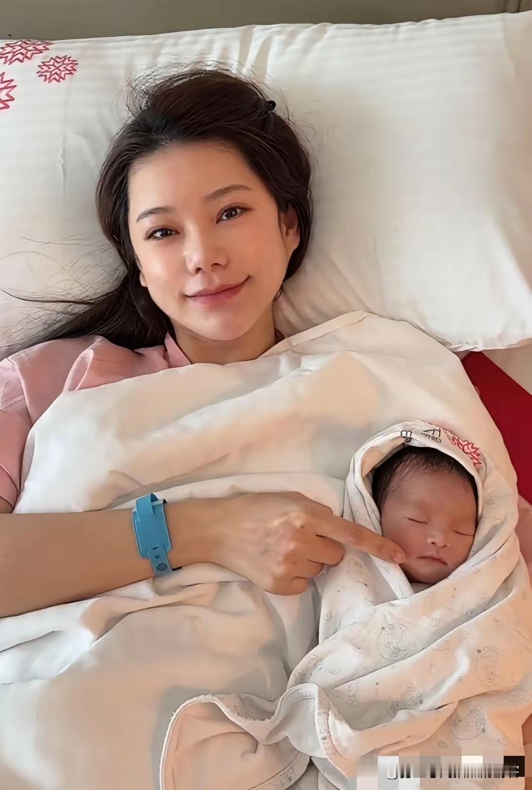 汪小菲，变了！
​24日，马筱梅爸爸发视频官宣，女儿顺利诞下男婴，没想到他话锋一