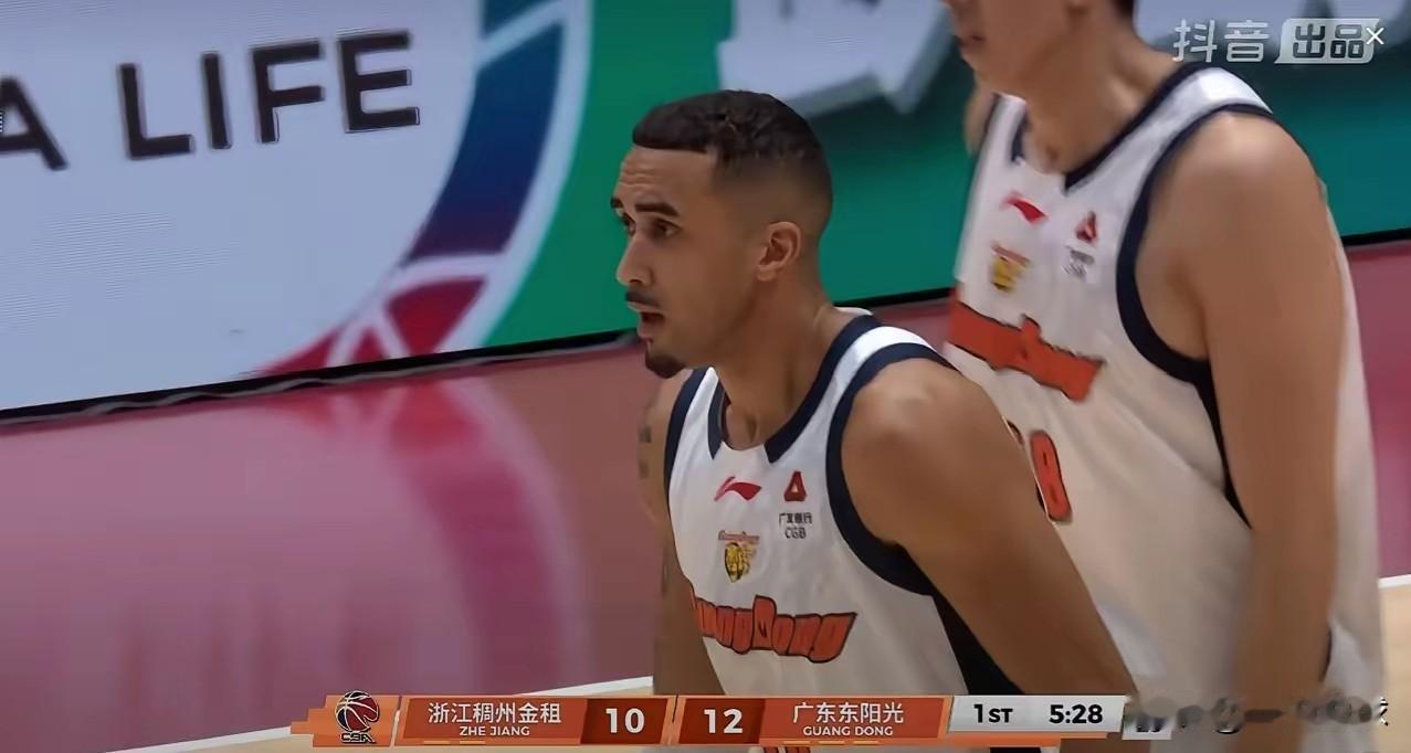 广东赢了浙江还是悬啊！内线依旧被虐，两小外援还都没篮，之后咋办？

虽然还是艰难