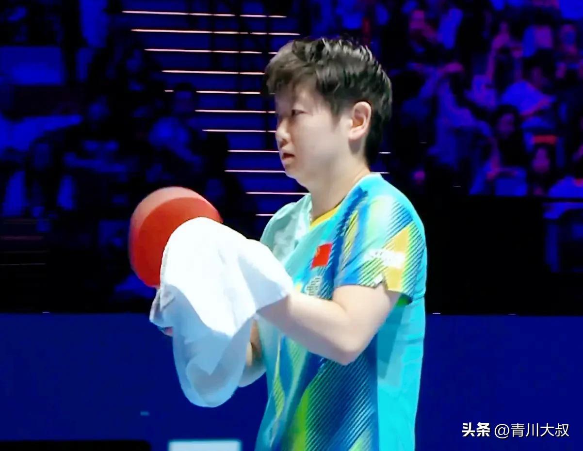 孙颖莎换衣服成了比赛转折点？
其实是现场镜头造成的误会！

这次换衣服发生在第四