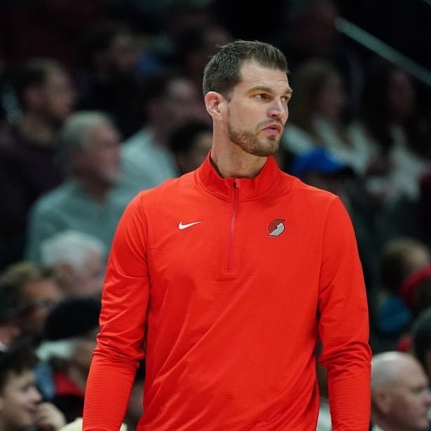 值得一提的是，再取下三连胜之后，开拓者的战绩来到了22-22，胜率来到50%。阿