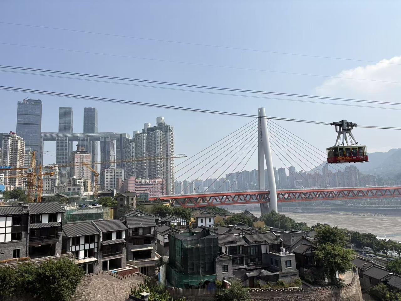 重庆旅游｜魔幻山城地标打卡攻略！
📸重庆必打卡地标：
✅洪崖洞｜现实版千与千寻