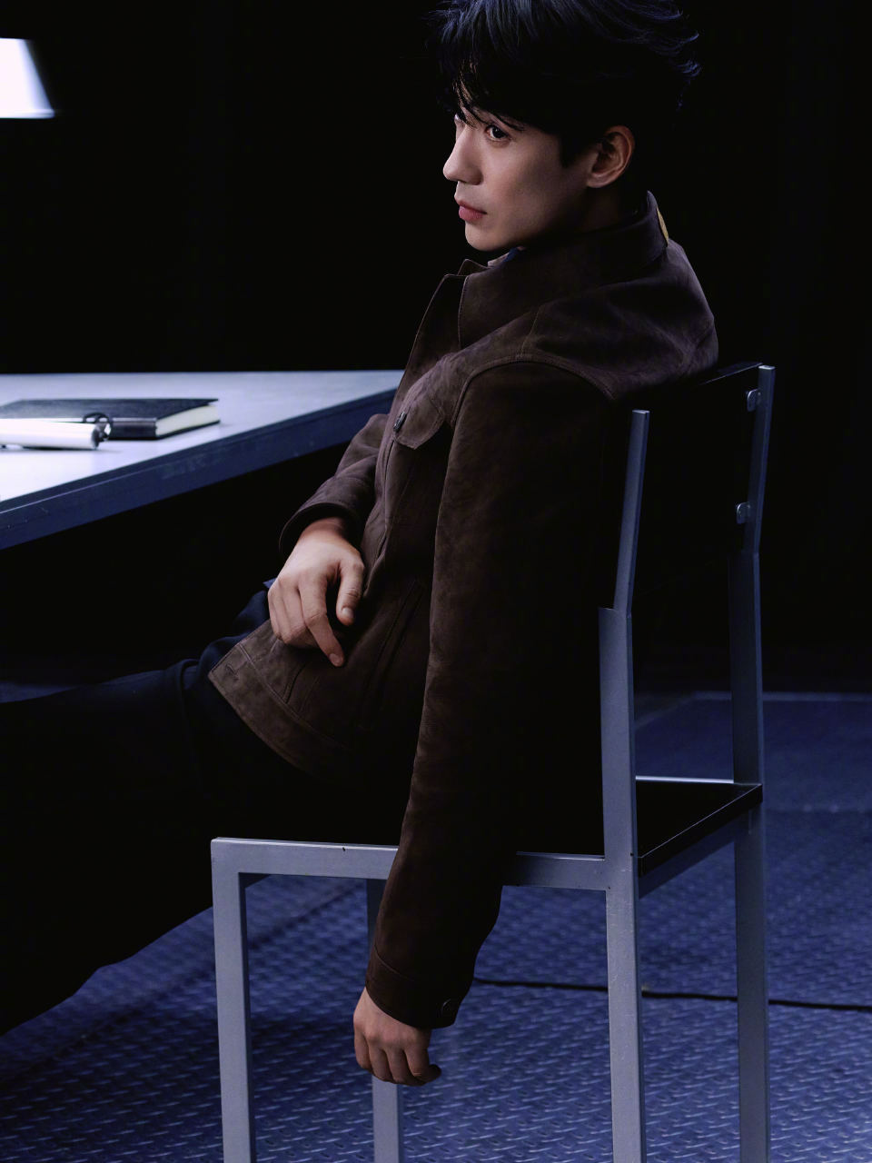 朱一龙 芭莎电影花絮随拍，麂皮夹克配红底鞋，利落型格魅力腔调，《惊蛰无声》宣传正