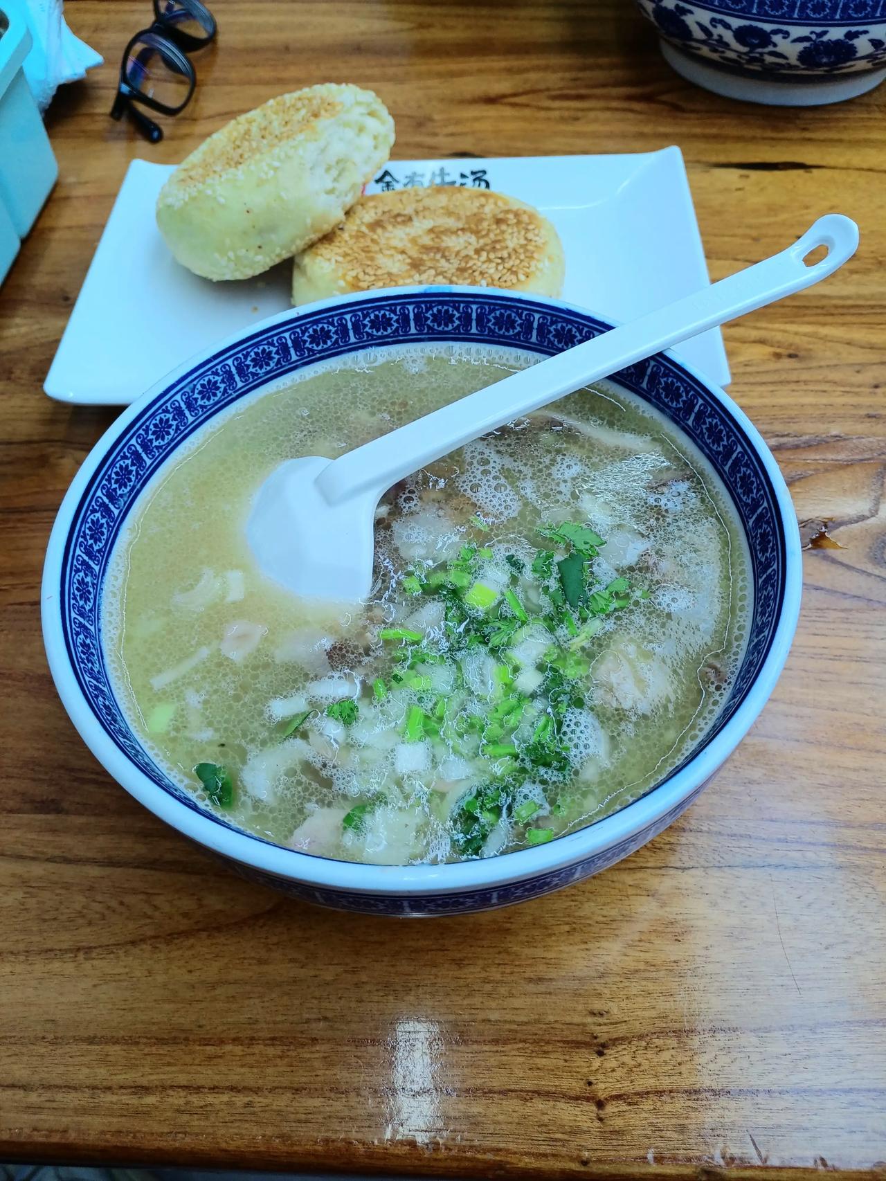 济南一家还不错的牛肉汤店
金有牛汤
连锁店面
一碗牛杂汤16
饼2元
价格在济南