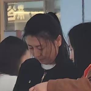 闫学晶是不是投资过中戏，
或者赞助过不少资源，
现在中戏又因为她火了，
有消息说