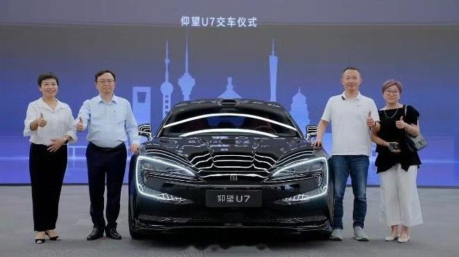 知乎创始人周源成为仰望 U7 车主。在交车环节，比亚迪董事长王传福亲自为周源交付