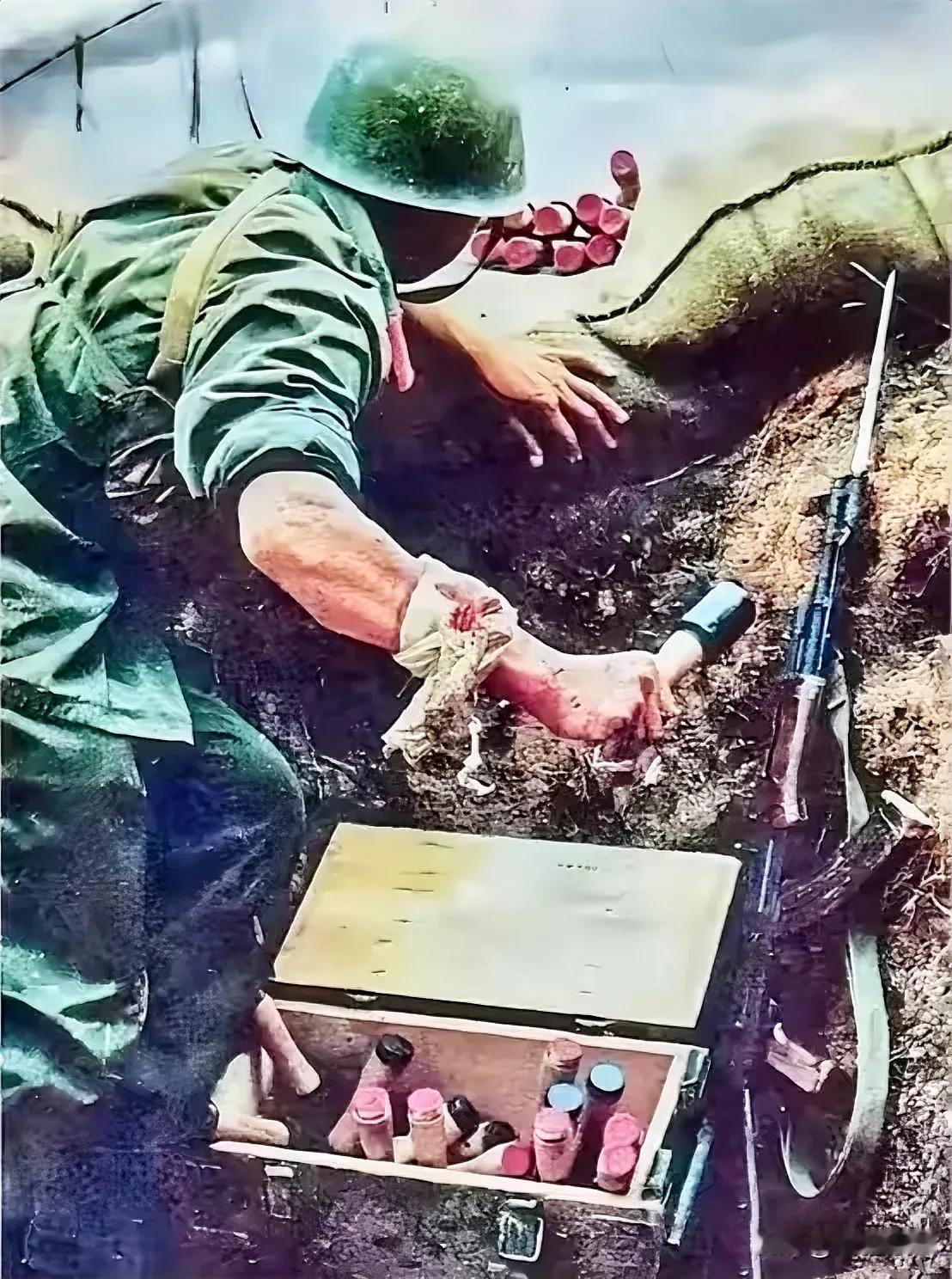 这张珍贵老照片拍摄于80年代的老山前线，一名士兵准备投掷手榴弹的瞬间，被战地记者