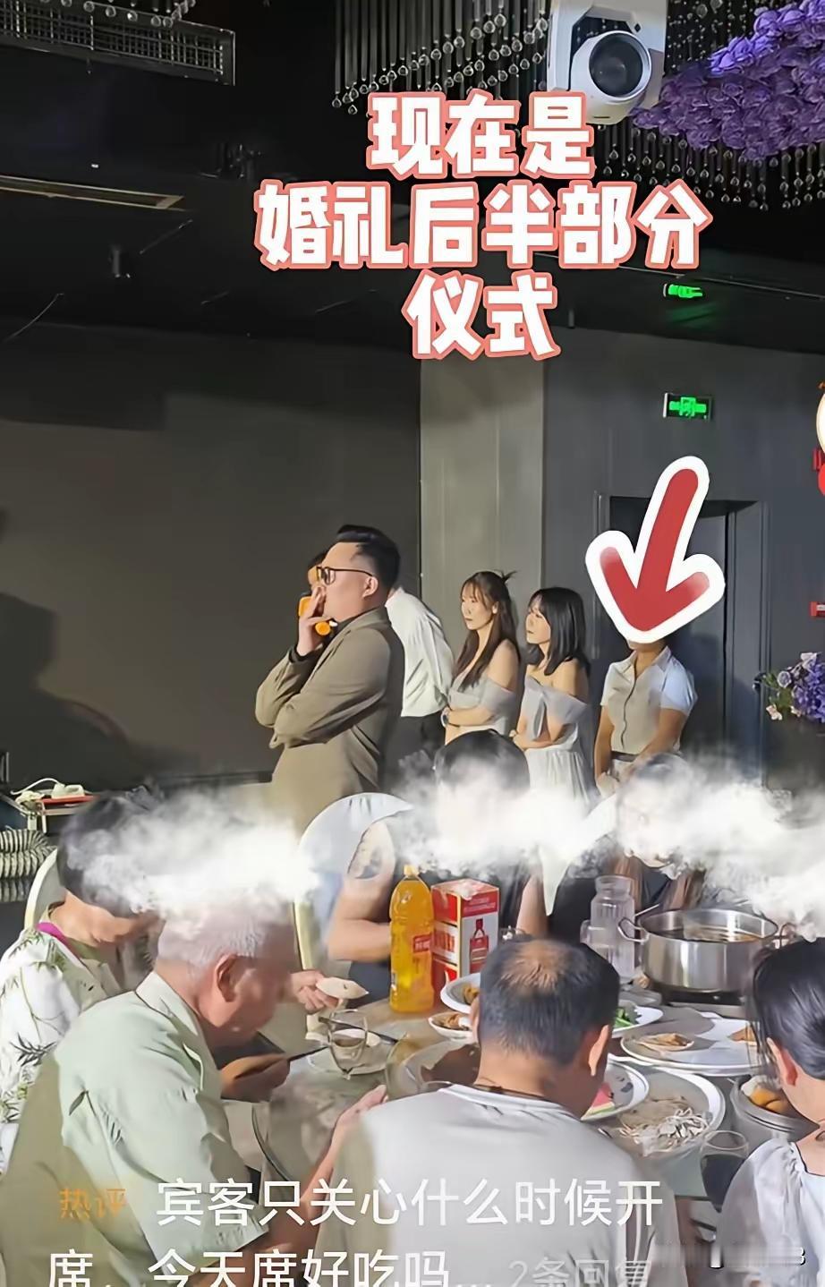 婚礼现场，新娘台上动情的发言，诉说着她们的爱情故事。伴娘和主持人心不在焉的发呆，