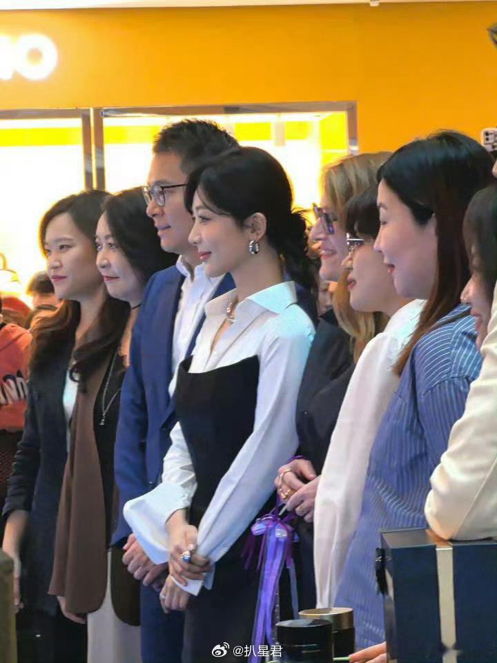 #杨紫南京线下生图状态#哟吼，杨紫的活动生图来了，就是说杨紫在线下活动的造型很是