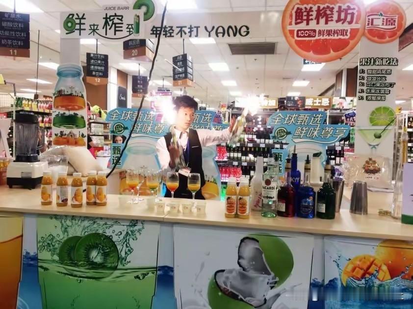 车间根本没有水果和鲜榨设备，所谓“鲜果冷榨果汁”，全靠水、浓缩原浆勾兑而成。厂家
