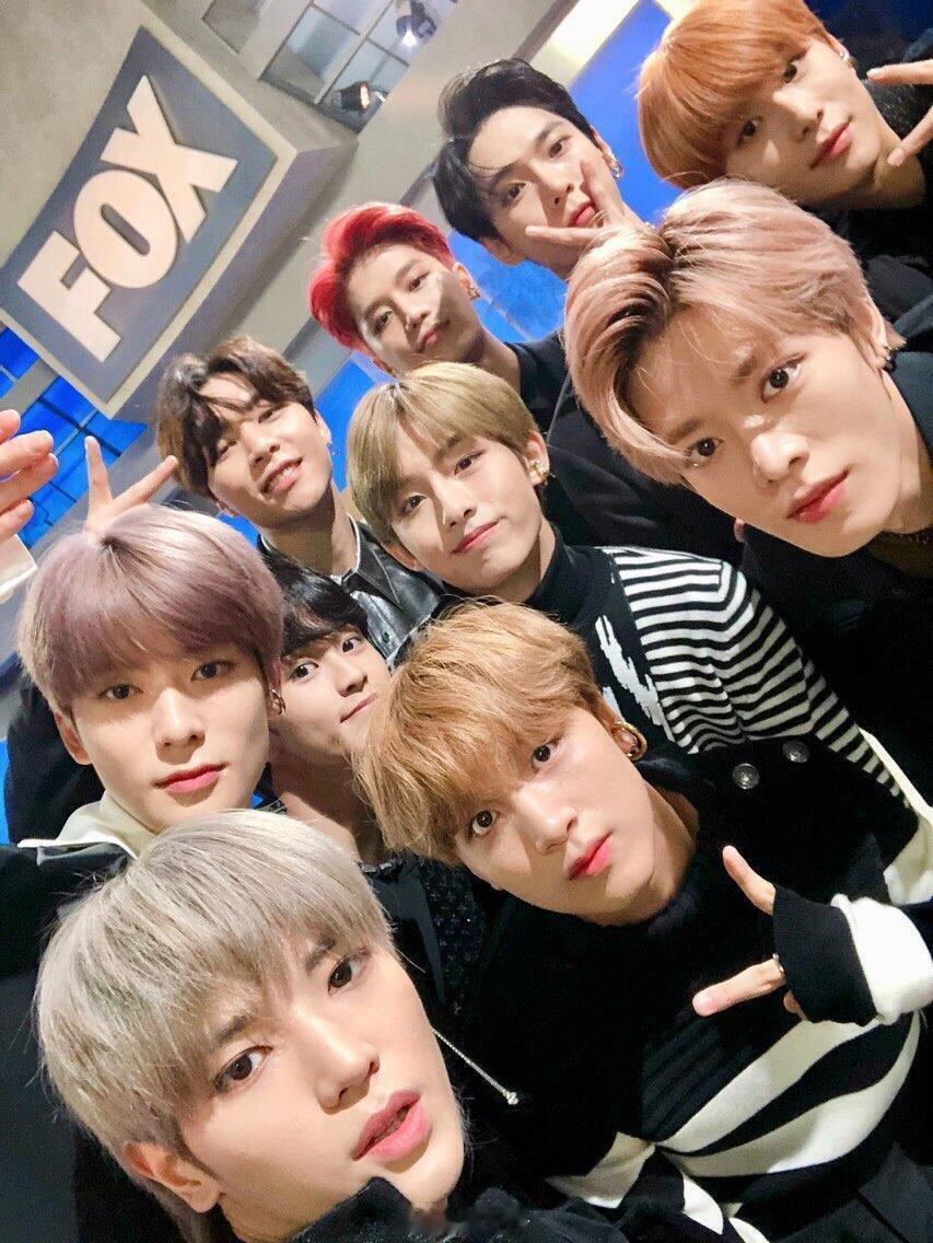 nct127校运会式入场警告！环球影城恐龙突然集体转身，7个戴墨镜的