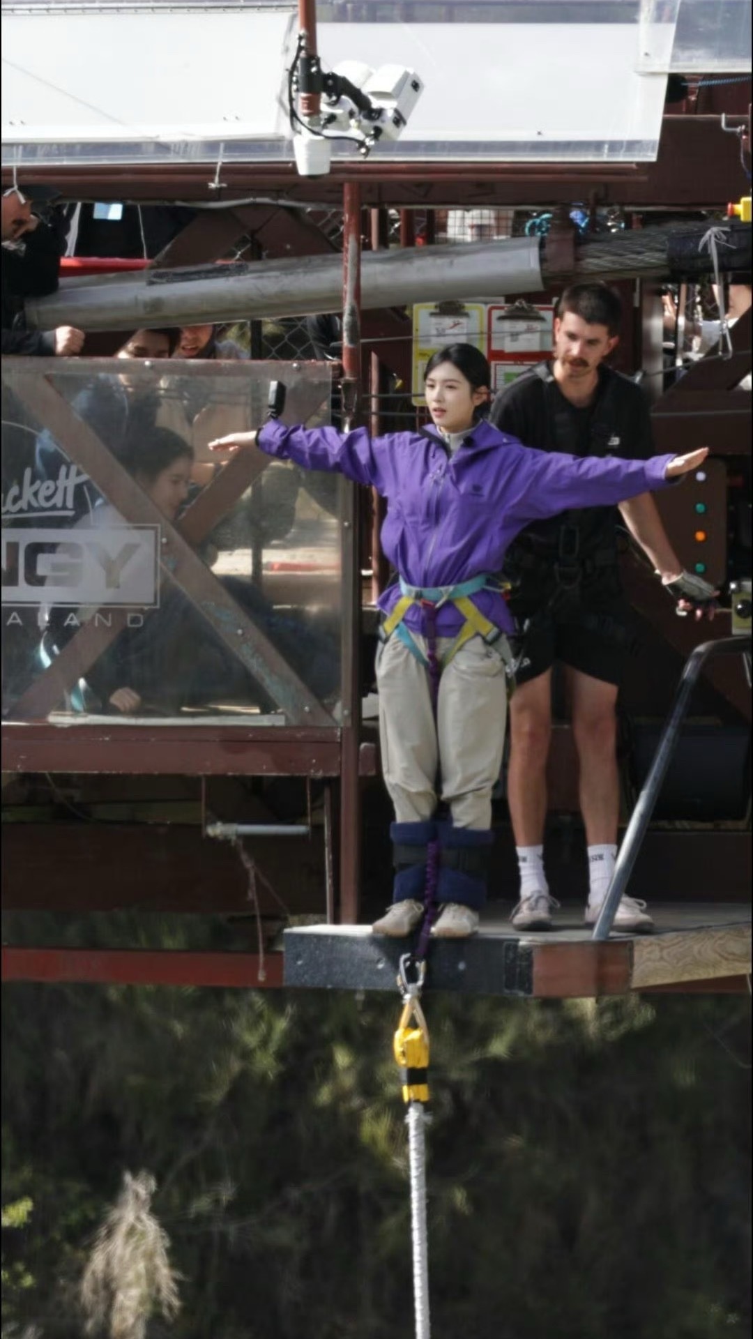 勇敢小🥥不怕困难！周也去蹦极了