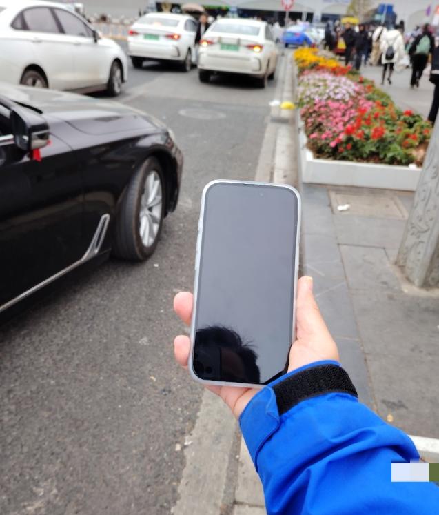 冤不冤？北京，男子捡到一部手机，接到失主的电话，他立马答应归还，之后，把手机放在