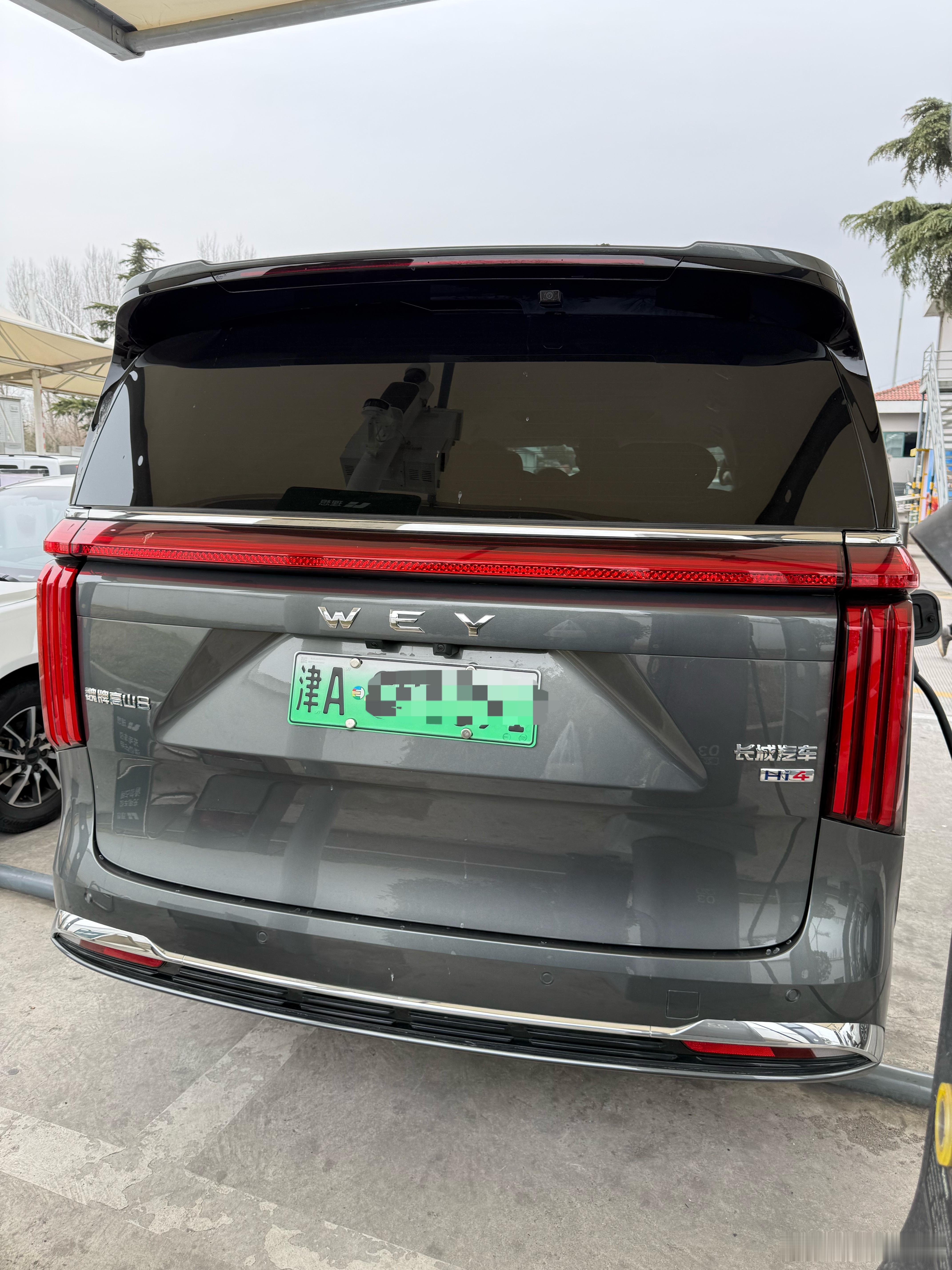 旁边一堆车排队等着充电呢这大哥倒好霸占两个理想停车位，其他车挤都挤不进去🥲 