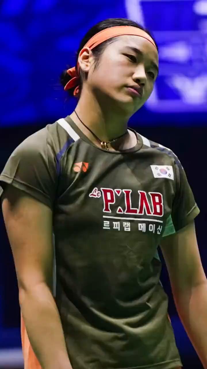 他们合照了几张在星巴克身上穿着鲜艳的扶桑花色，那时小风的表情还有些深色，从此他们