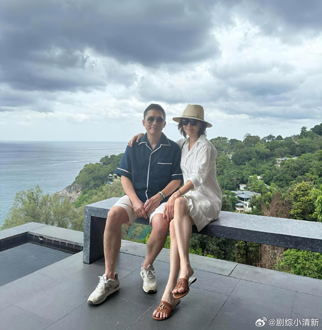 刘嘉玲梁朝伟现身泰国度假，结婚多年仍恩爱如初，无儿无女好惬意！俩人戴着墨镜松弛感