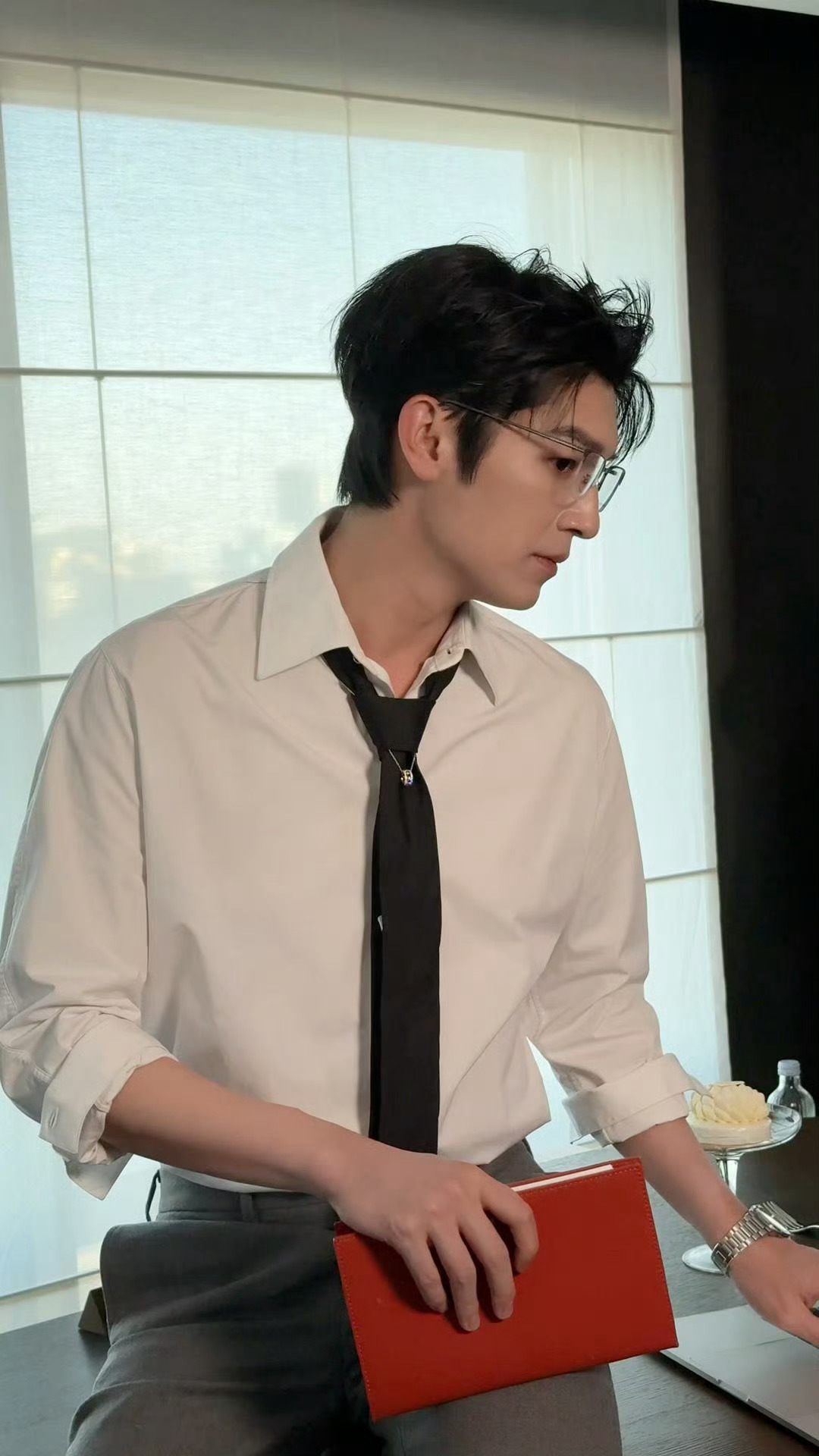 今日份职场crush已上线！杨旭文这组穿搭完全就是上班会暗恋的帅气同事！ 