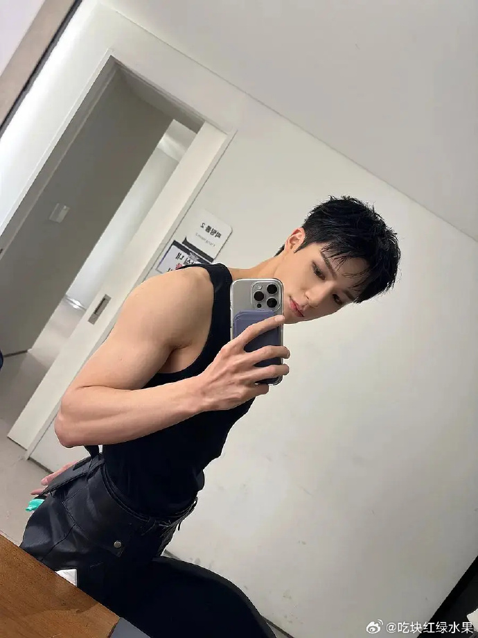 李帝努 电子烟李帝努 抽烟 有网友发现李帝努的自拍照，手上疑似拿着电子烟……