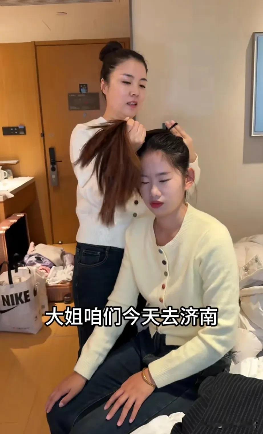 小康把岳父母和欣欣大嫂都带上，到山东济南了，说是给欣欣散散心。
这趟济南之行，小