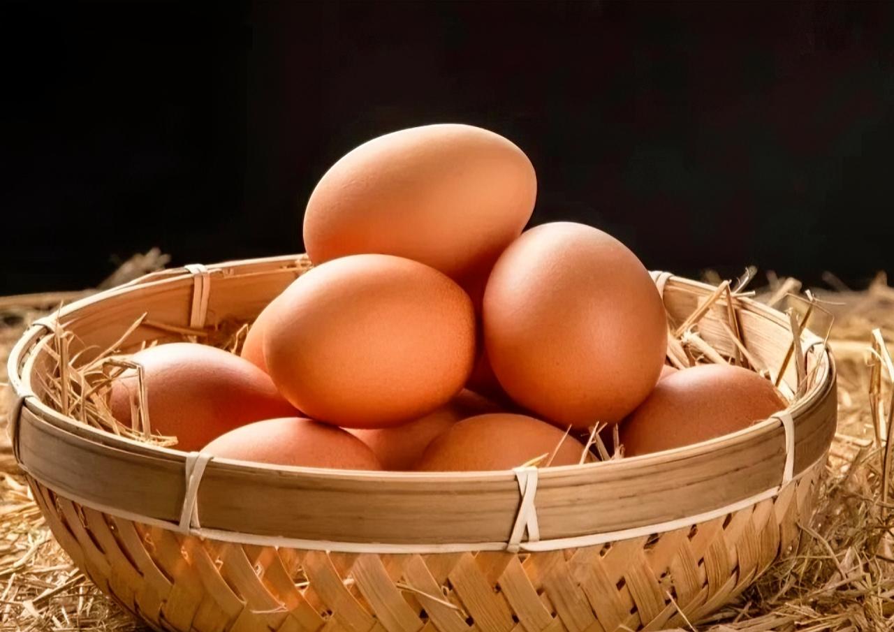 不同人群一天吃几个鸡蛋更健康？

正常成年人每天1个，别扔蛋黄，营养都在这；孕期