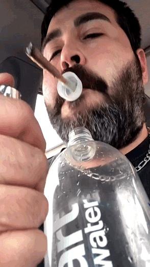 现在有些老板啊，办公室比家里装修还讲究，红木茶台、落地窗，偏偏烟灰缸堆成小山。